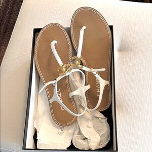 New in box CHANEL size 39 thong shoes sandals flats logo white